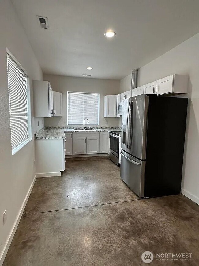 Photo - 3 Bedroom Unit in 4 Plex, close to Downtow...