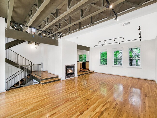 Photo - 321 E 20th St