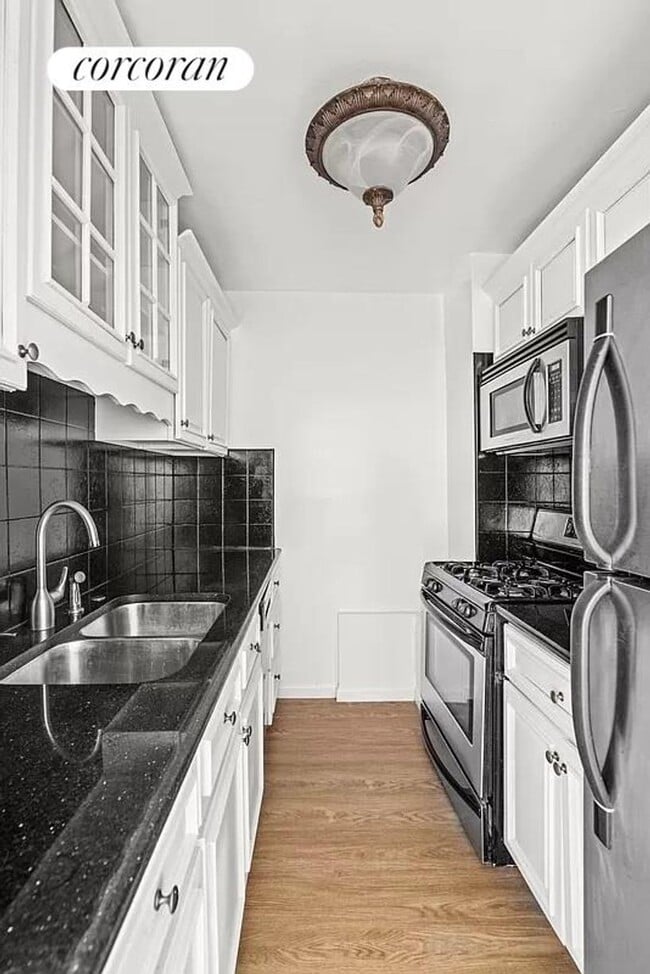 Photo - 372 Central Prk W