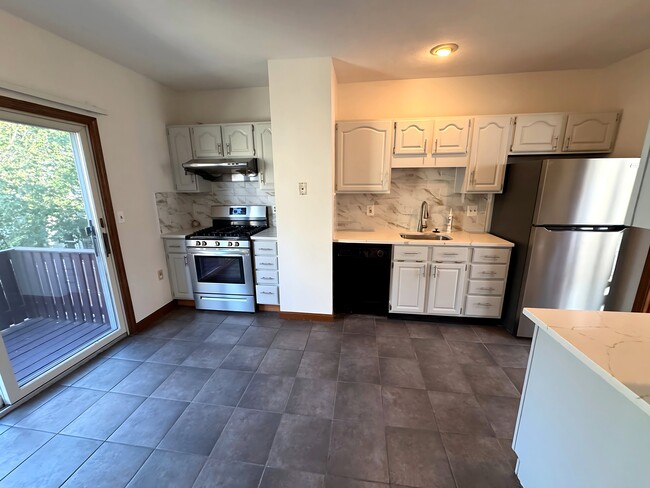 Building Photo - 26 Upham St Unit 2 Rental