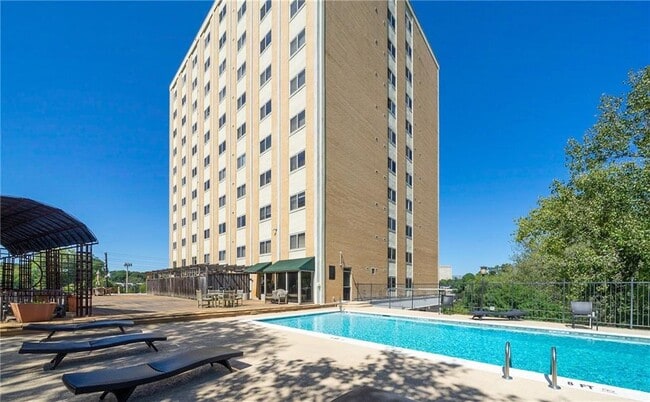 Building Photo - 2285 Peachtree Rd NE Unit 802