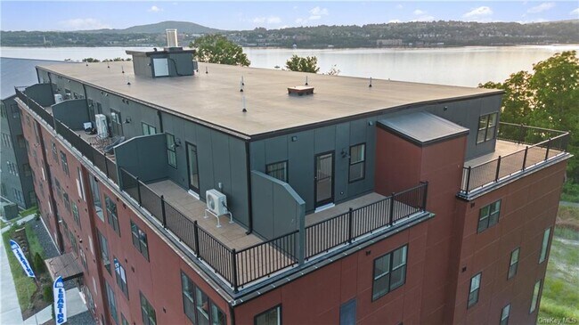 24 Edgewater Pl PH-410  