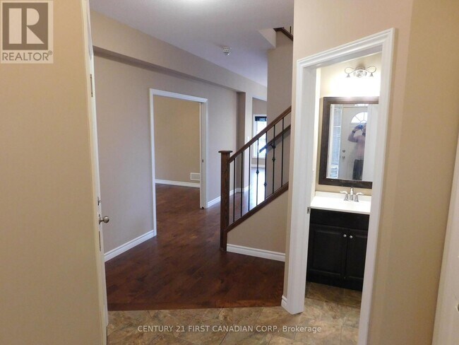 Photo - 3415 Paulpeel Ave