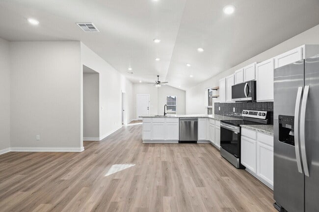 Photo - 608 E 31st St