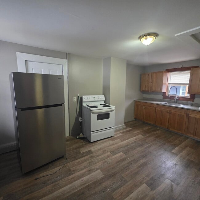 Building Photo - 200 Main St