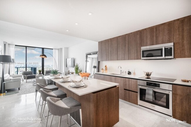 Building Photo - 88 SW 7th St Unit 2406 Rental
