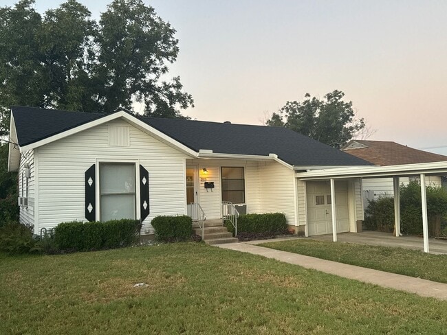 Building Photo - CUTE!!! 2 Bedroom 1 Bath Cute Home with Beautiful Landscaping and Garage