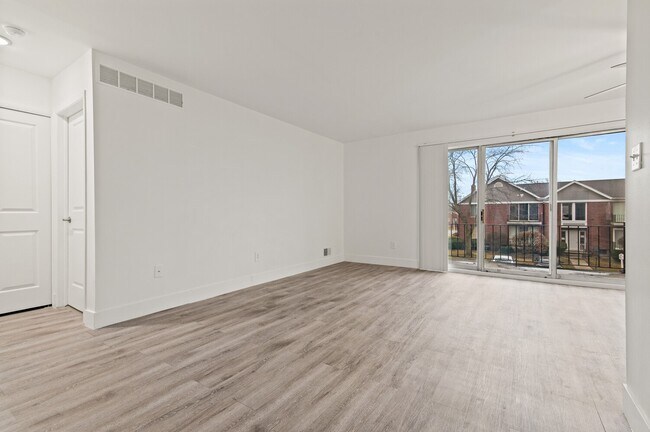 Carriage Hill Apartments - Dearborn Heights, MI