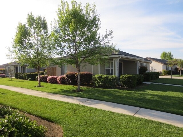 Photo - Courtyard at Del Lago
