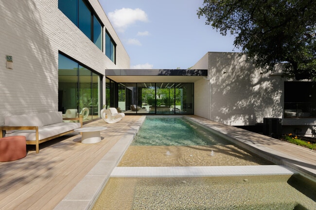 Photo - 2106 Matthews Dr