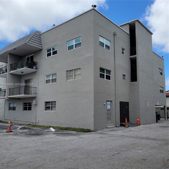 Photo - 5100 SW 41st St Unit 106