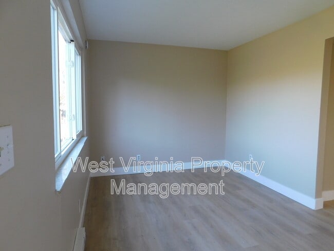 Photo - 98 Goodman Dr Unit Lower