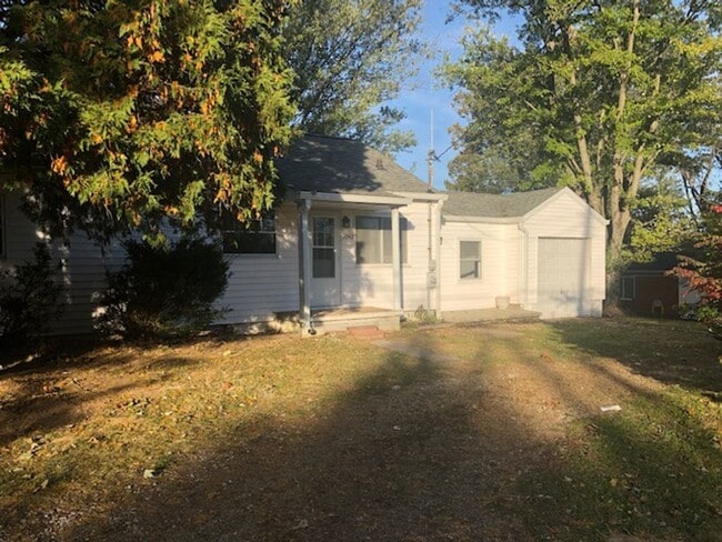 Newly renovated 2 Bedroom country home! - Newly renovated 2 Bedroom country home!