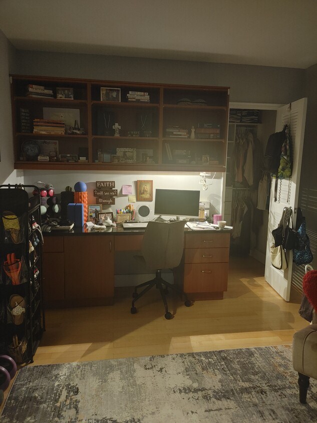 Built in desk - 1301 N Ode St (Arlington, VA)