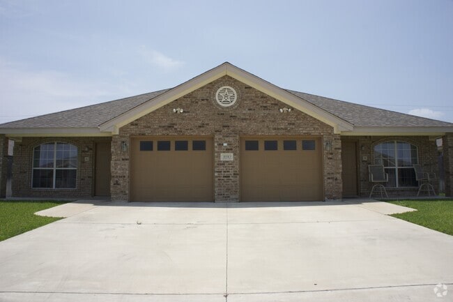 Building Photo - 3 Bedroom 2 Bath off Clear Creek Viewable ... Rental