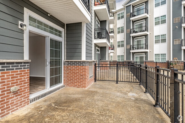 2BR, 2BA - 1,010SF - Patio