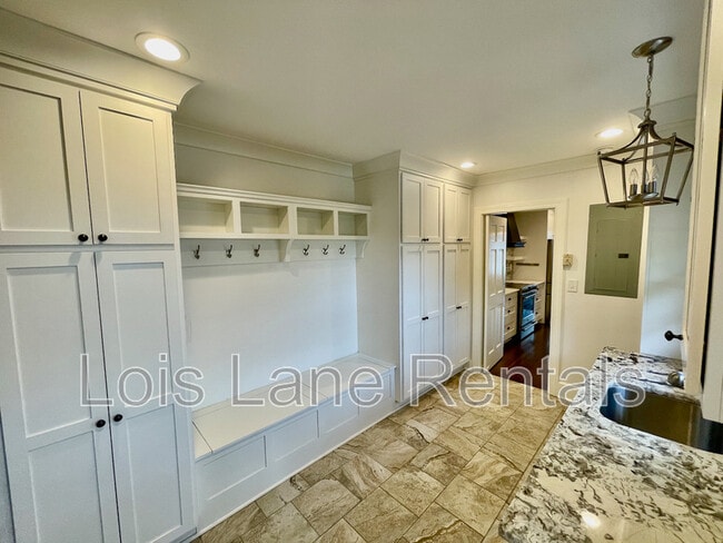 Photo - 3 1/2 Saint Michaels Alley