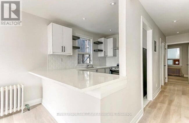 Photo - 237 Lakeshore Rd E