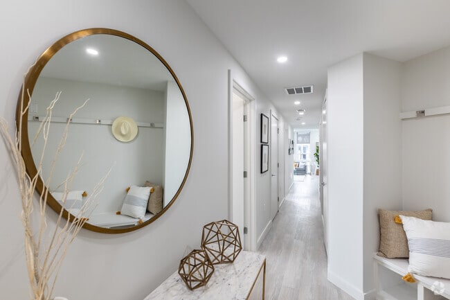 3BR, 2BA - 990SF