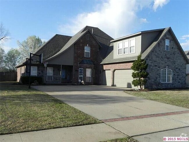 Building Photo - 3905 W Vandalia St Rental