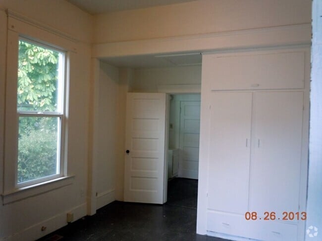 Building Photo - 2 Bedroom, 1 Bathroom Cottage in the heart... Rental