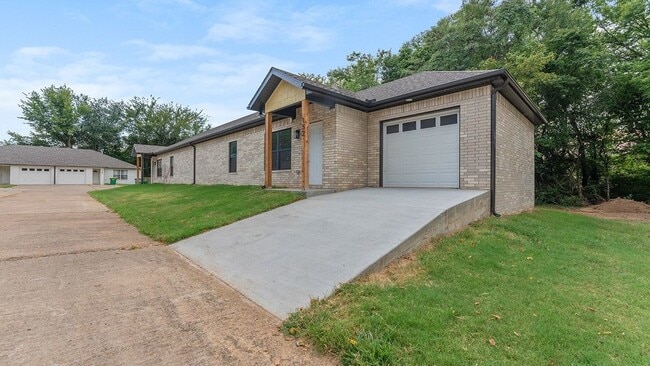 Photo - 152 W Hill St