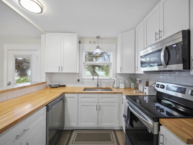 Photo - 208 A St
