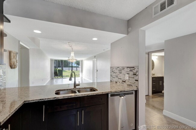 2741 Village Blvd Unidad 104