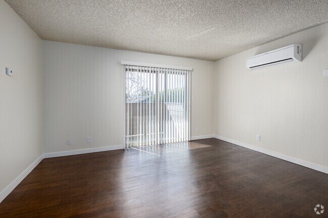 2BR, 1BA - 708SF - Living Room
