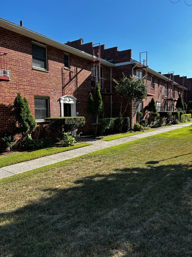 Building Photo - 3370 Amboy Rd Rental