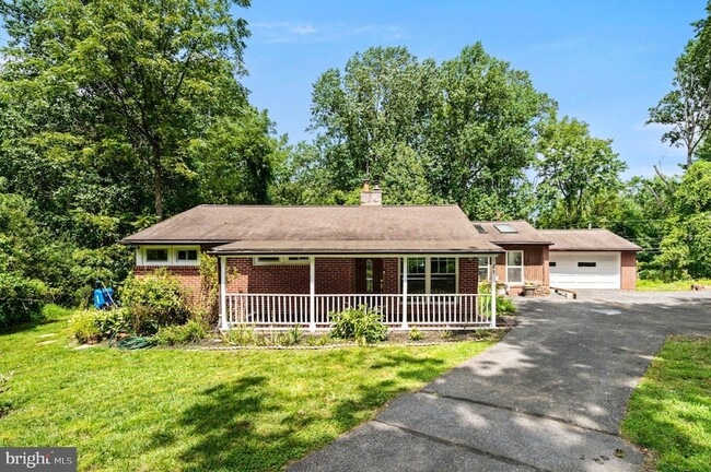 25 Pennsbury Way E