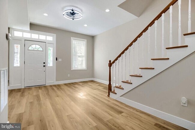Photo - 2542 Oswego Ave