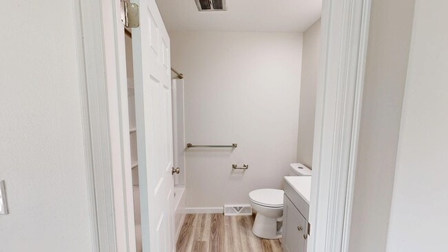 1BR, 1BA - 650 SF - Bathroom
