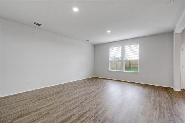 Photo - 121 Nettletree Dr