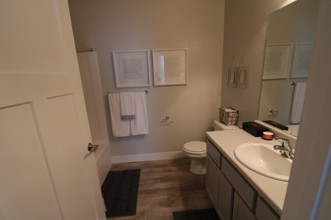 Photo - 124 W Silver Springs Dr