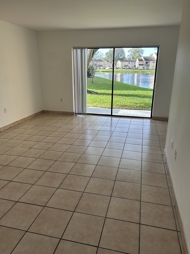 Photo - 212 Palm Cir E