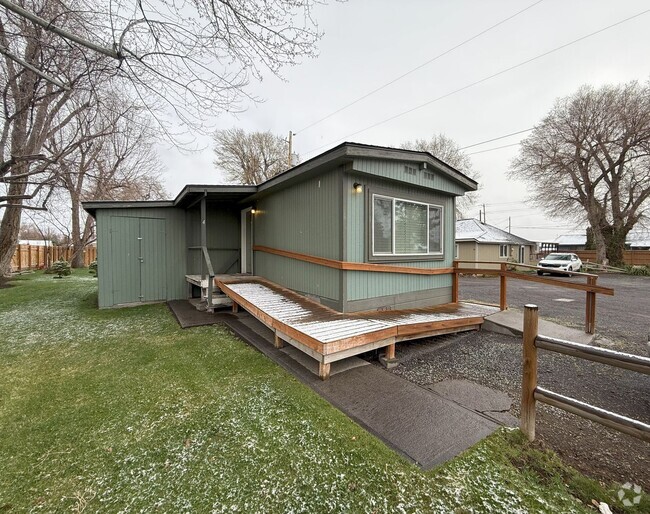 Building Photo - CHARMING 2 BEDROOM 1 BATHROOM HOME IN REDMOND Unit #4