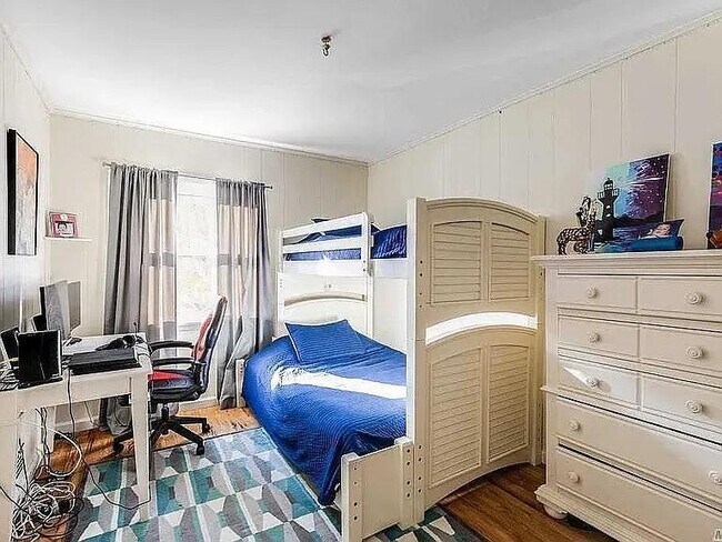 Photo - 57-75-75 Cloverdale Blvd