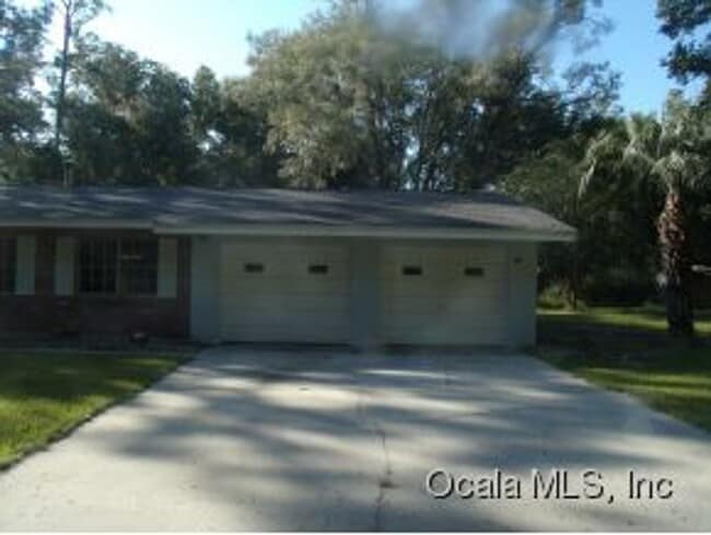 Building Photo - PRIVATE, 3 BEDROOM 2 BATH, 2 CAR GARAGE, W... Rental