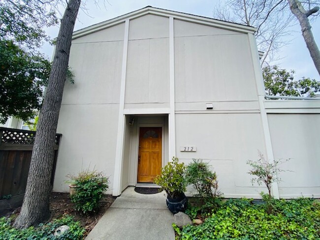 Light and Airy, 3BD/2.5BA, Two-Story Townh... - Light and Airy, 3BD/2.5BA, Two-Story Townh... Townhome