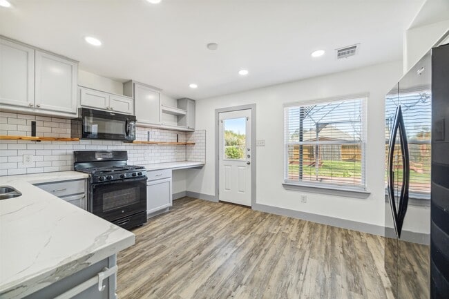 Photo - 5710 Mid Way