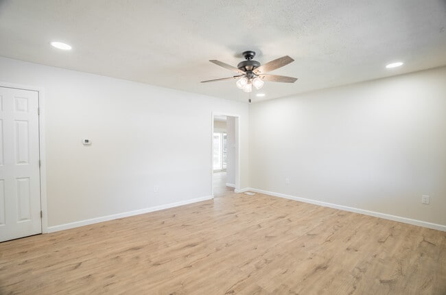 Photo - 405 Joellen Pl