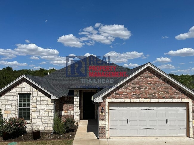 Building Photo - Amazing 3 Bed 2 Bath Home in Gated Lakesid...