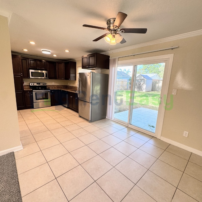 Photo - 949 Redwood Cir