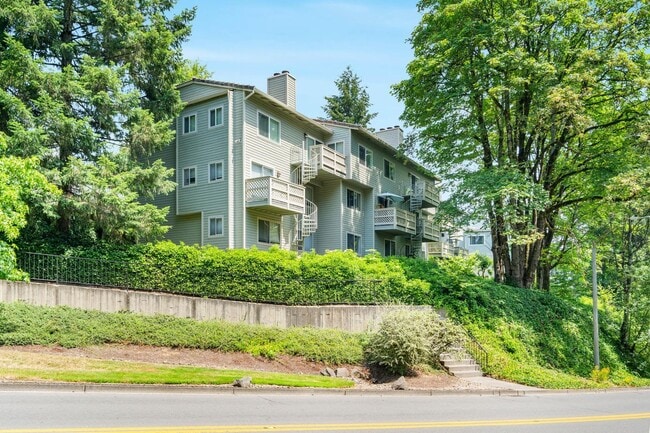 Building Photo - Beautiful, bright 2-bdrm/2.5-bath Lake Oswego condo. W/D, covered parking, pool, serene setting