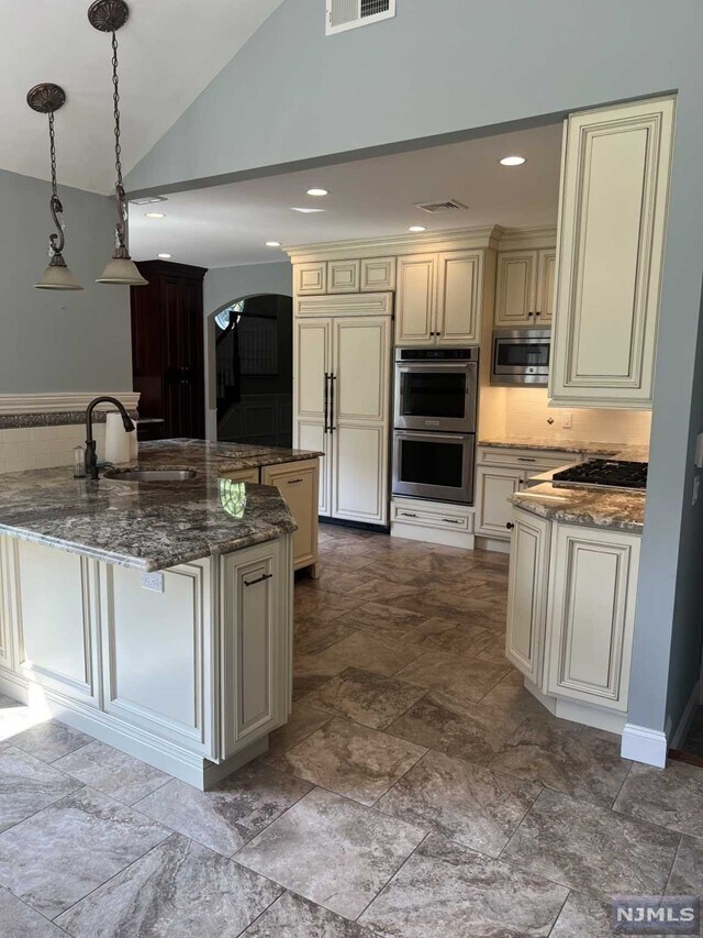 64 Powhatan Path House House Rental in Oakland, NJ