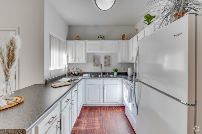 1BR, 1BA - 790SF - Kitchen