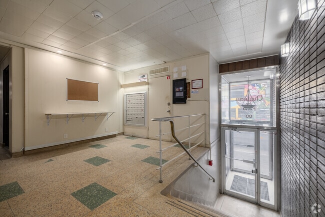 Entrée du bâtiment - Château Des Pins Unité 310