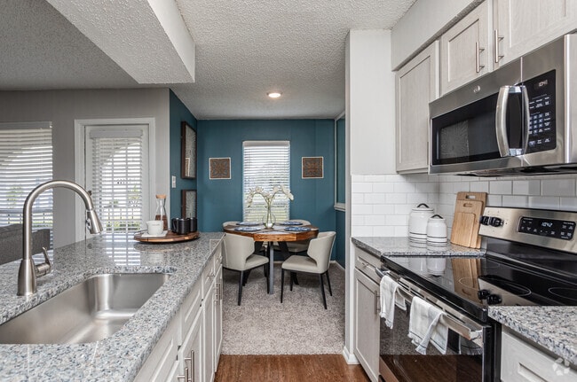 1BR, 1BA - 651SF Kitchen & Dining