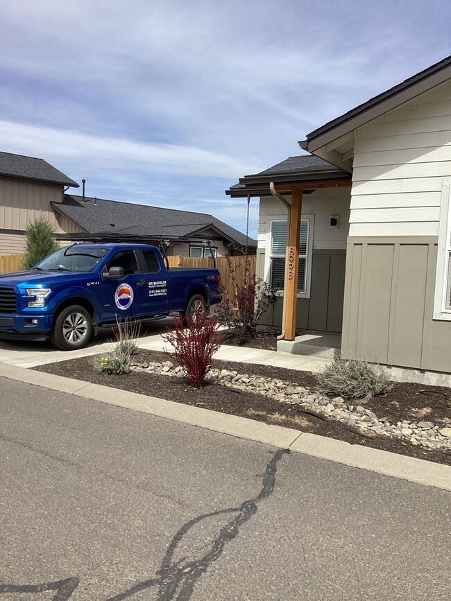 Building Photo - 899 NE Discovery Loop Unit B- ADU